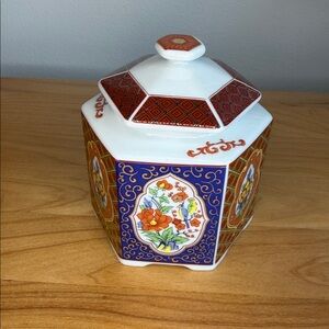 Vintage Japanese Imari Hexagonal Lidded Porcelain Jar Approx 4” Tall Beautiful!
